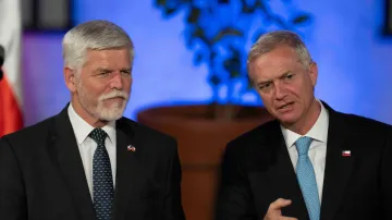 Český prezident Petr Pavel hovoří s chilským prezidentem Josém Antoniem Kastem po slavnostním ceremoniálu v paláci La Moneda v Santiagu de Chile