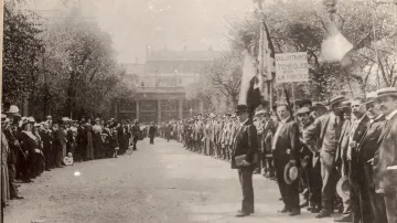 Českoslovenští dobrovolníci před železniční stanicí Gare du Nord před odjezdem do Bayonne. Paříž, 23. srpna 1914.