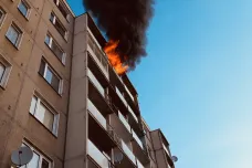 Plameny šlehaly z balkonu. S požárem bytu v Šumperku bojovali hasiči hodinu, jeden člověk je ve vážném stavu