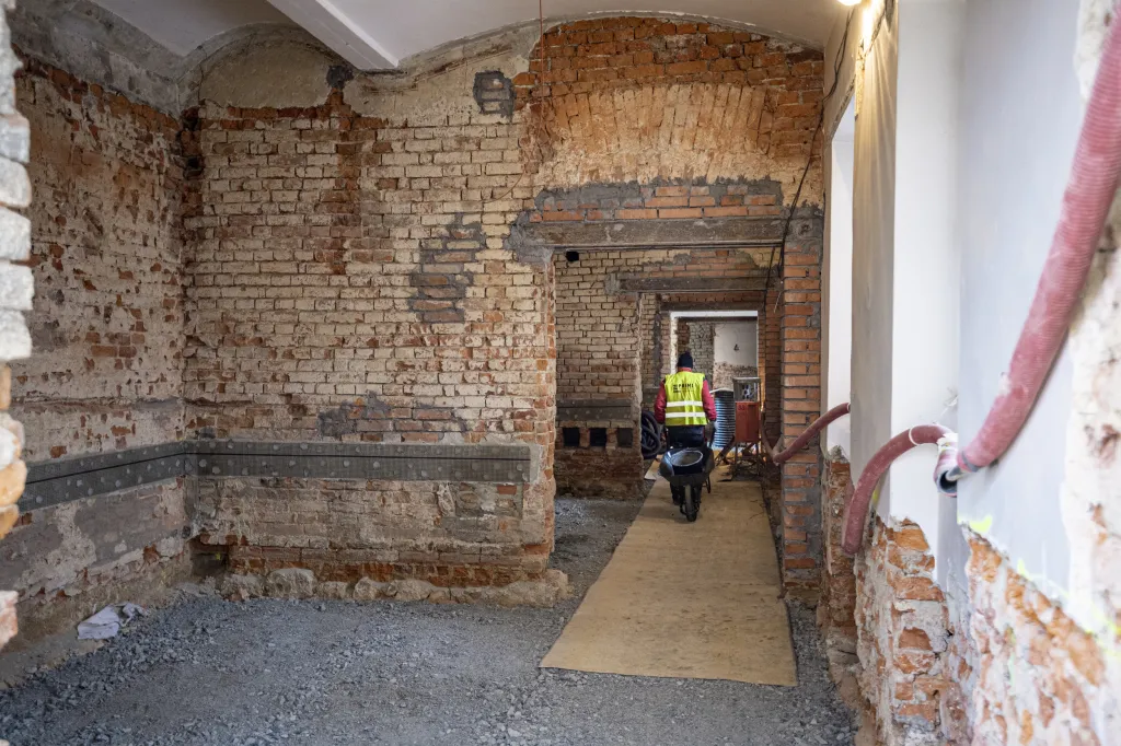 Vrchní systém trámů je nosný pro podlahu v patře nad ním. Mezi oběma systémy trámů byla ještě jako zvuková izolace položená prkna s jílovitým pískem. Po rekonstrukci tam bude jako izolace vložená minerální vata