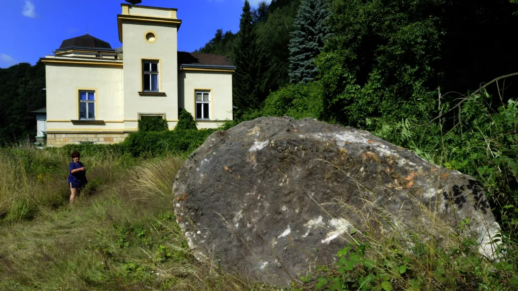 Balvan, který se utrhl ze skalního převisu v Horním Žlebu