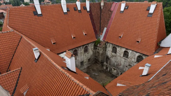 Objev středověkého stropu v klášteře klarisek v Českém Krumlově