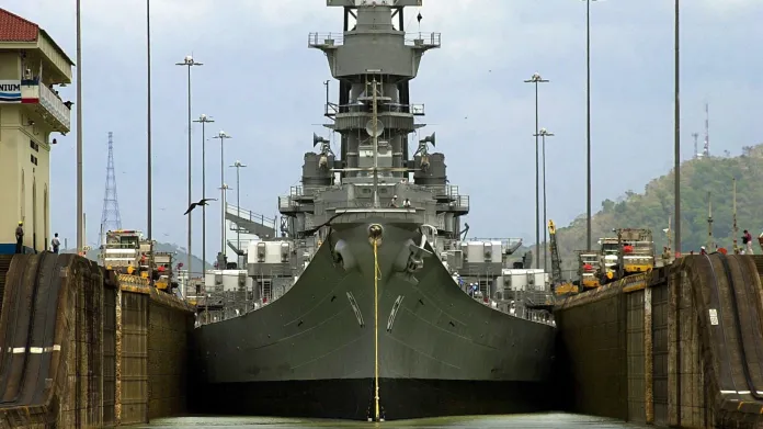 Americké bitevní lodě třídy Iowa byly navrženy "na míru" Panamskému průplavu a byly to největší lodě, které jím mohly proplouvat