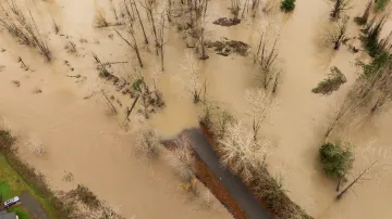 Řeka Snoqualmie se vylila z břehů a zaplavila okolí Fall City na severozápadě USA