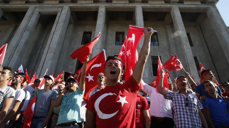 Příznivci vlády před tureckým parlamentem