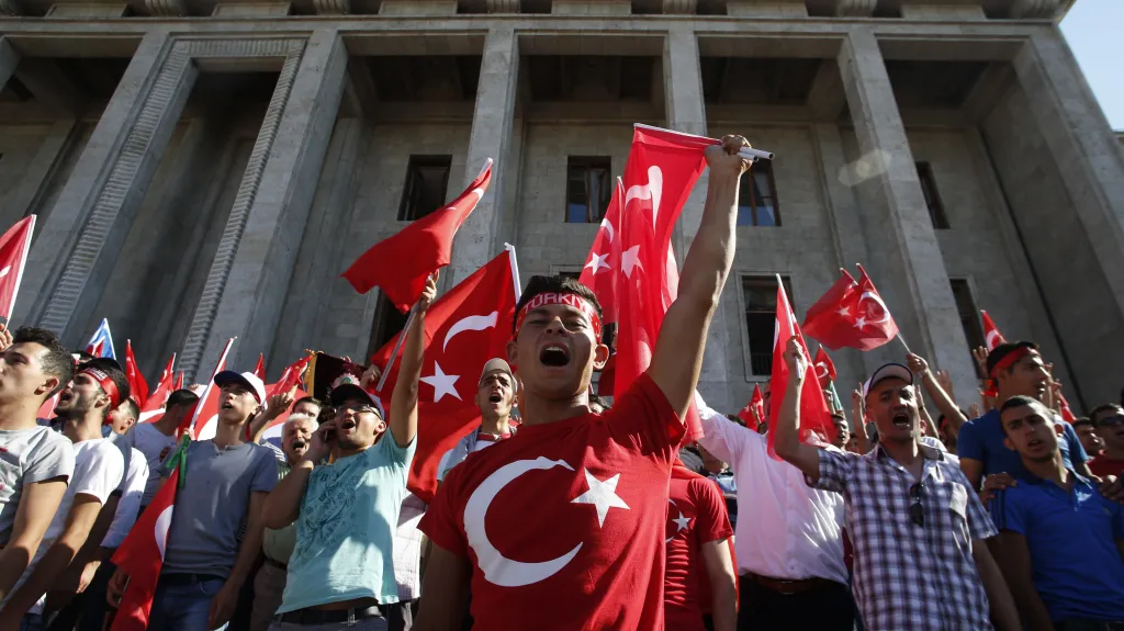 Příznivci vlády před tureckým parlamentem