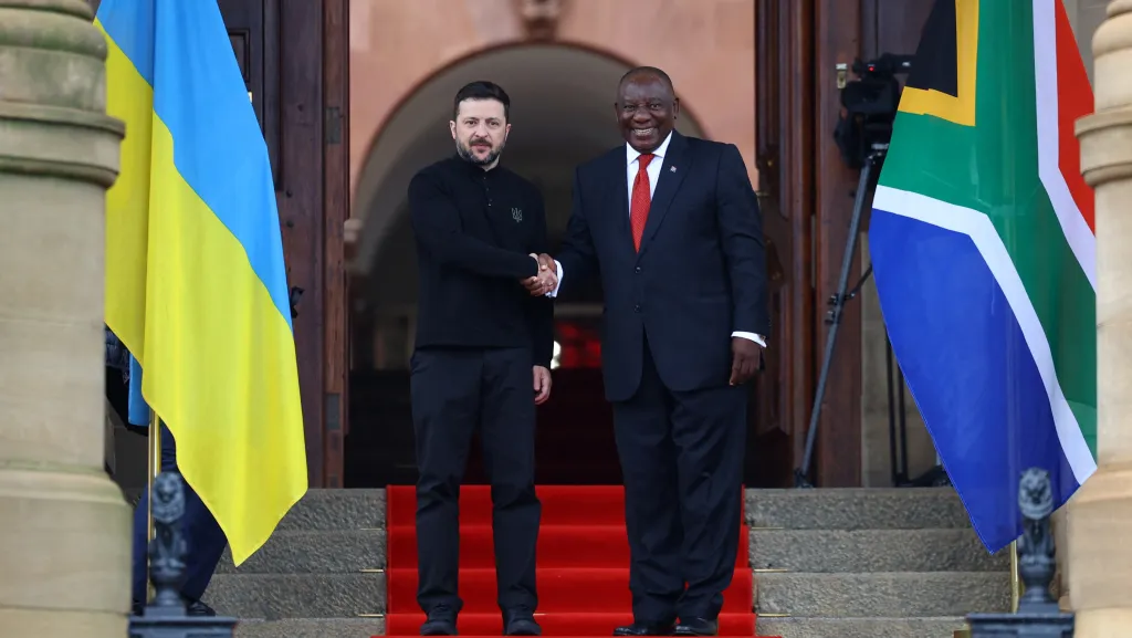 Ukrajinský prezident Volodymyr Zelenskyj a prezident JAR Cyril Ramaphosa