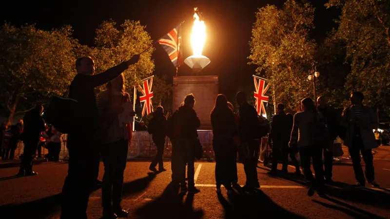 Zapalování signálních ohňů je tradiční součástí oslav královských jubileí