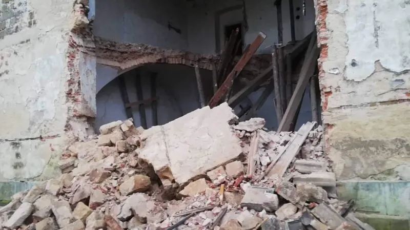 Zřícená zeď hospodářského dvora na zámku v Zákupech