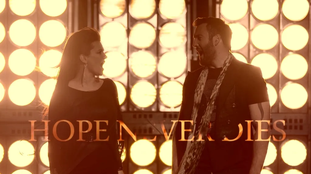 Z klipu Hope Never Dies