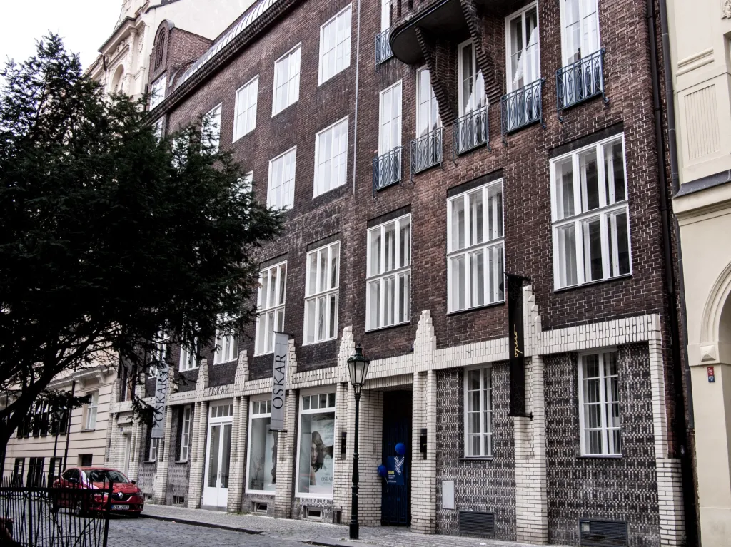 Štencův dvůr se nachází na Salvátorské ulici v centru Prahy. Jeho současné využití je věnováno obchodním schůzkám; nachází se zde byznys klub