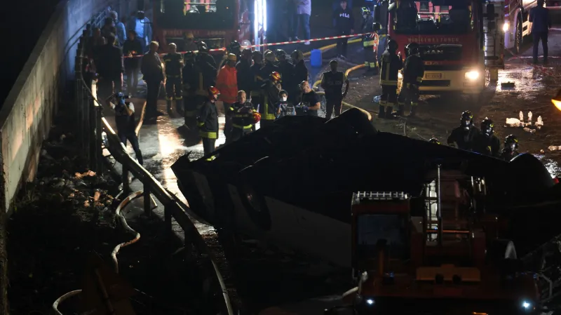 Zásah italských záchranářů u nehody autobusu