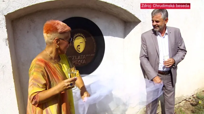 Slavnostní odhalení desky festivalu Zlatá Pecka