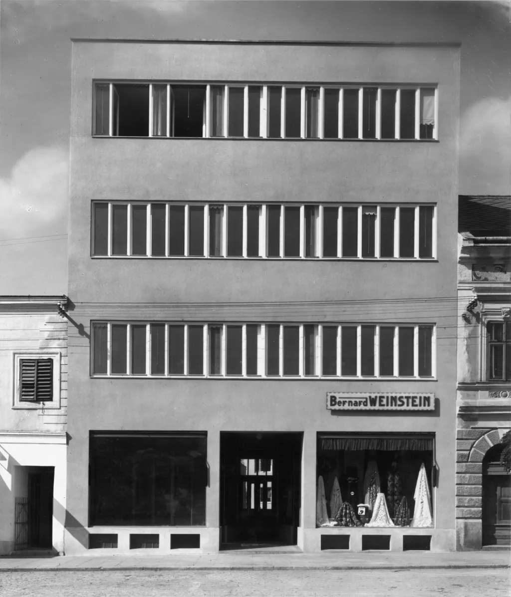 Fotografie z roku 1927. Architekt František Lýdie Gahura. Obchodni a obytný dum ve Zlíně