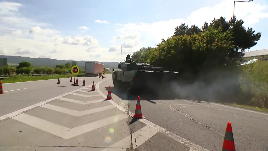 Tanky Leopard 2A4 přijíždějí na dálnici D35