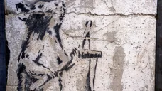 Banksyho graffiti pro Palestinu, které se několik let po zmizení objevilo v galerii v Izraeli