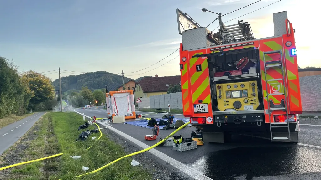 Zásah hasičů v Novém Jičíně, kde unikla kyselina chlorovodíková z poškozené cisterny