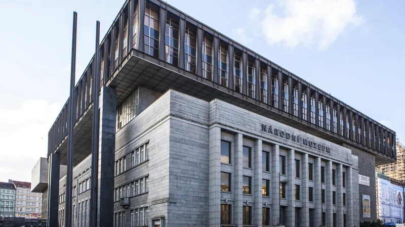 Budova Federálního shromáždění, Praha 1. Autoři: Karel Prager, Jiří Kadeřábek, Jiří Albrecht v letech 1967–1974. Architekt Karel Prager realizoval na této stavbě svou myšlenku města nad městem. Vytvořil mohutnou nástavbu nad původní budovou peněžní burzy z první republiky. Celý objem nástavby je nesen čtyřmi subtilními sloupy, na fasádě je přiznán gigantický konstrukční prvek (Vierendeelův nosník).