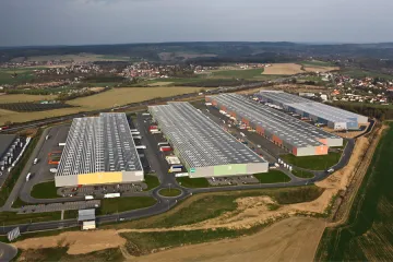 Místo obilí rostou na českých polích sklady, těch se ale nenajíme