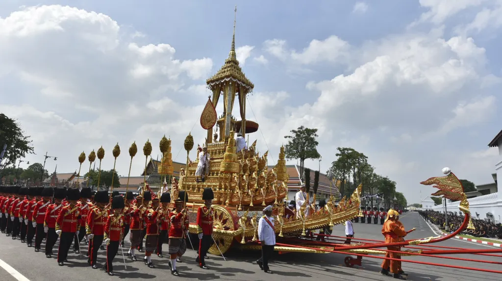 Slavnostní kremace thajského krále