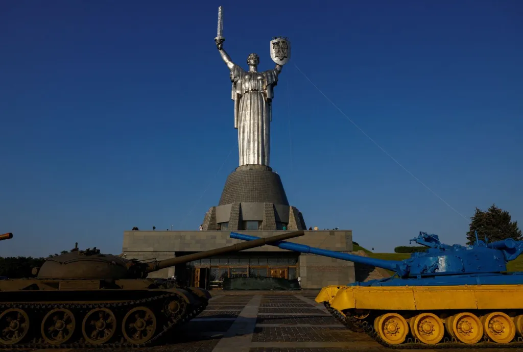 Ukrajina vyměnila sovětský emblém za svůj trojzubec