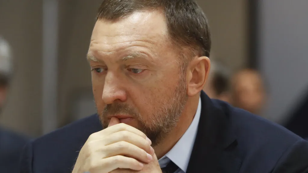Dolů šly akcie Rusalu, který patří miliardáři Olegovi Děripaskovi