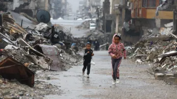 Palestinské děti pobíhají mezi sutinami v Gaza City (25. 11. 2025)