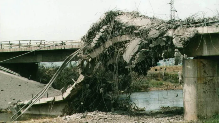 Zničený most přes řeku Nisavu na dálnici spojující jih a sever Jugoslávie, který byl několikrát zasažen při leteckých úderech NATO (1. 6. 1999)