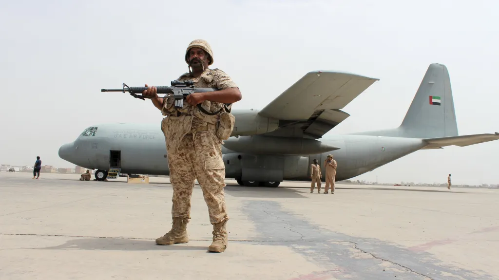 Letadlo Spojených arabských emirátů na letišti v Adenu