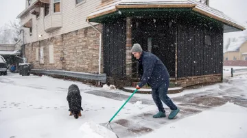 Jared Sailer odklízí v Toledu (stát Ohio) sníh z příjezdové cesty