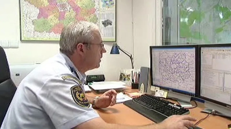 Jeden z hasičů kontroluje databázi letních táborů