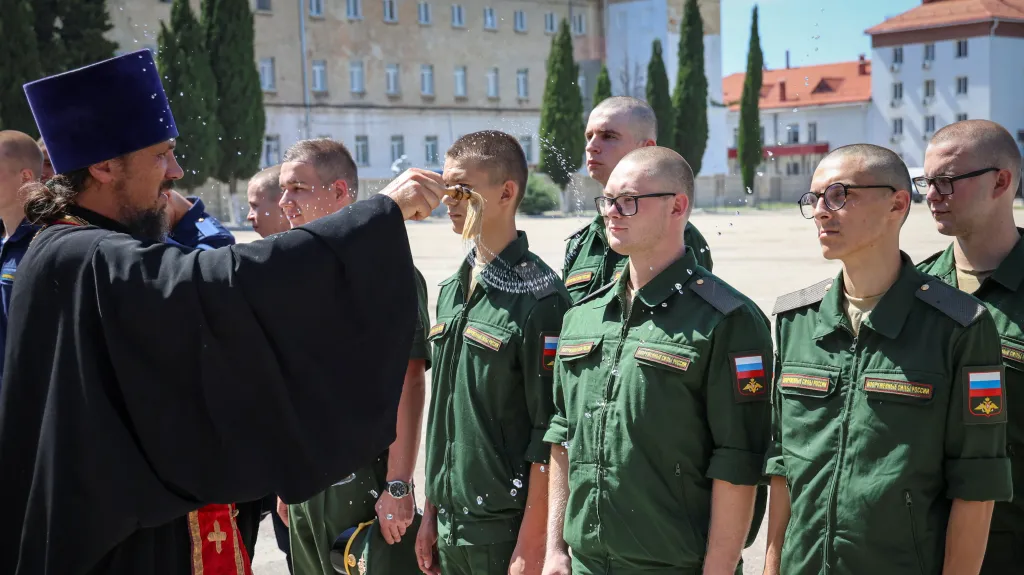 Pravoslavný kněz žehná ruským brancům povolaným do vojenské služby