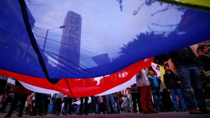 Pochod podporovatelů dohody v Bogotě z půlky listopadu