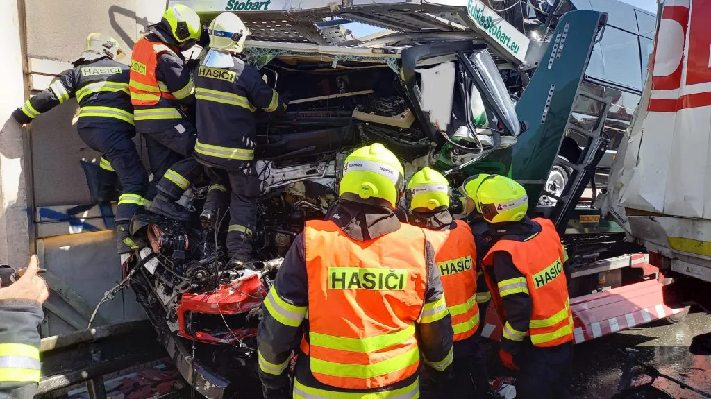 Hasiči likvidují nehodu kamionů na D1