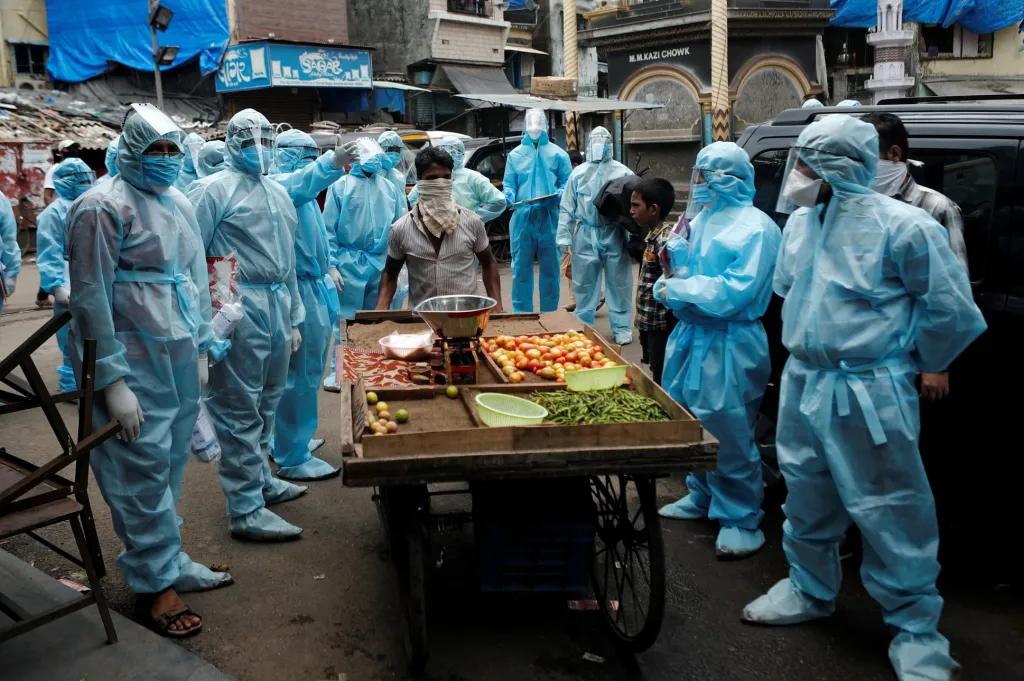 Členové hygienického týmu kontrolují místní trh ve slumu v indické Bombaji