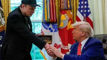 Musk u Trumpa v Oválné pracovně (snímek je z 30. května)