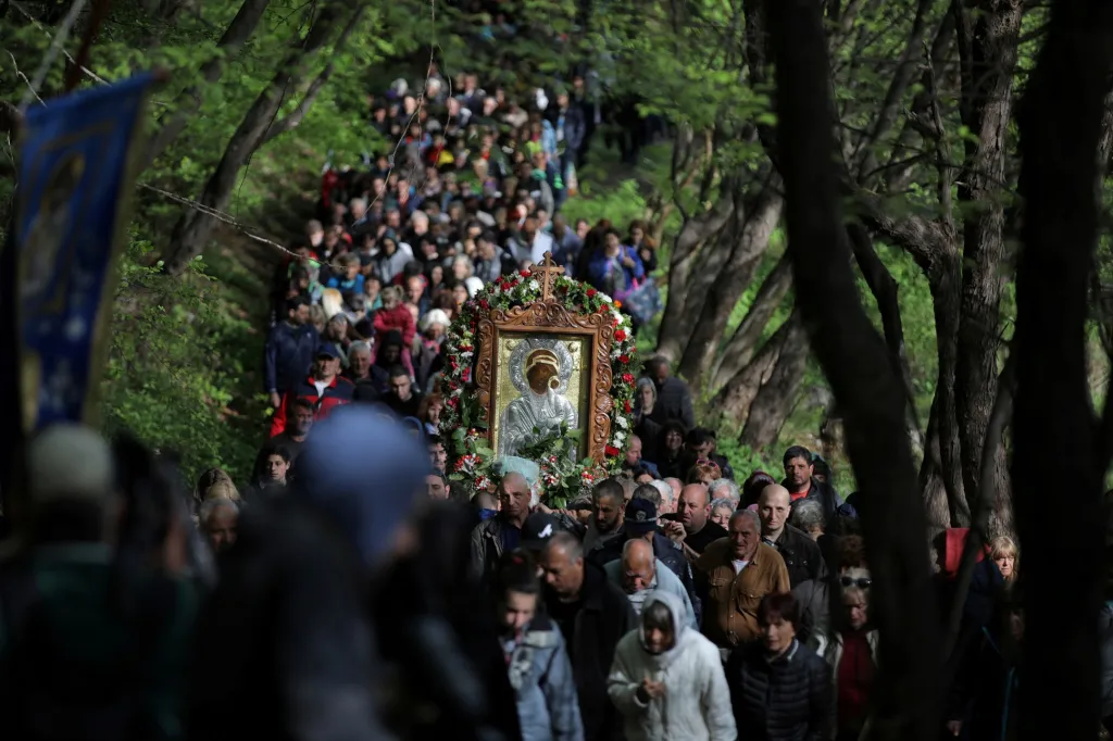 Ortodoxní křesťané nesou obraz Panny Marie během velikonočních svátků směrem k Bačkovskému klášteru v Bulharsku