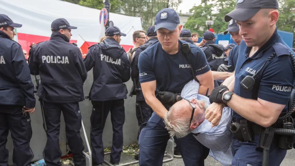 Zásah polské policie na jednom z protestů