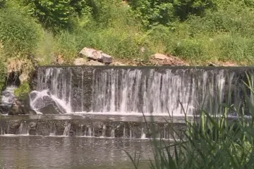 Historické jezy v jižních Čechách odolaly plánu na bourání. Místní i turisté se za ně postavili