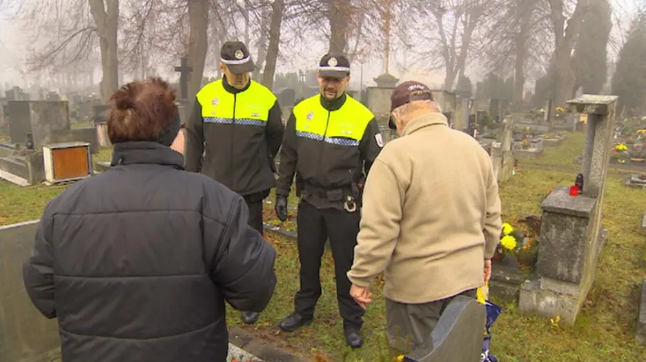 Pardubičtí strážníci při kontrole hřbitova