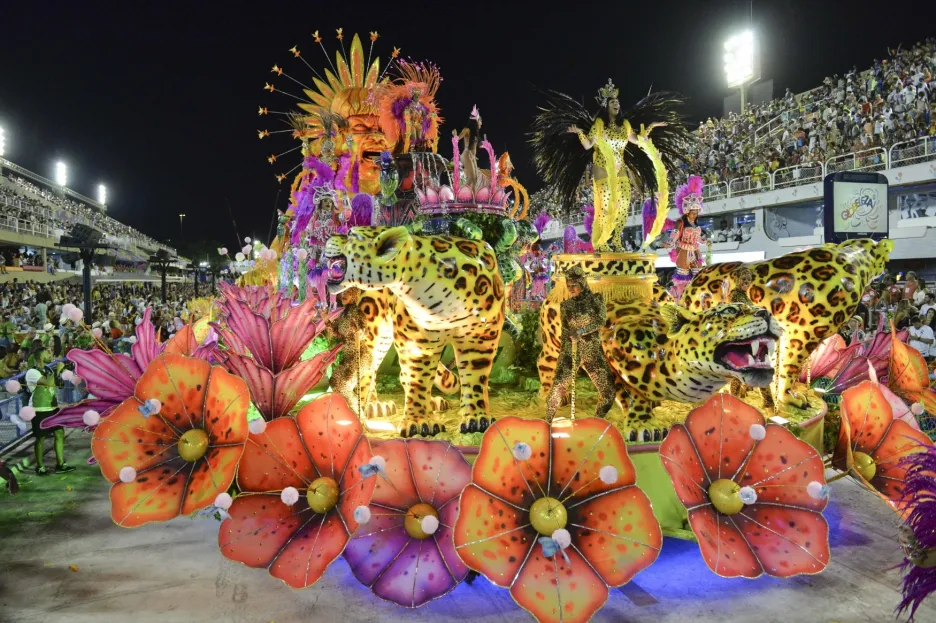 Přehlídka tanečních škol na Sambodromu během karnevalu v Riu 2018