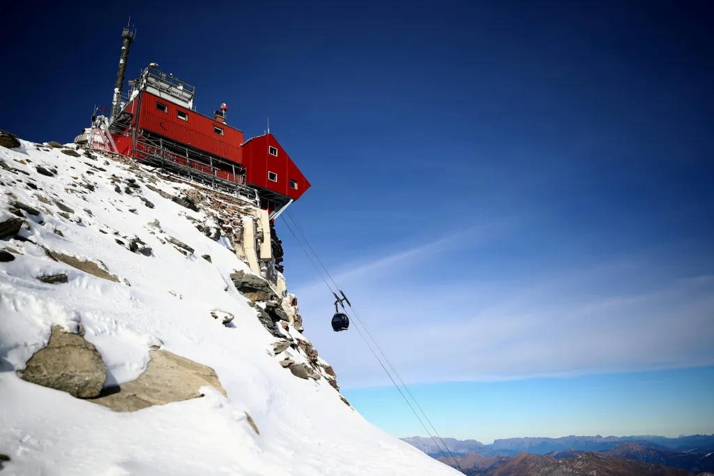 Kabinová lanovka směrem k observatoři Sonnblick ve výšce 3 106 metrů nad mořem, v pohoří Hohe Tauern poblíž Rauris. Usnadňuje vědcům dovoz prostředků nezbytných pro bádání i běžný život