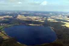 Německo hlídá aktivní sopku, která probublává jezerem Laacher See a občas zatřese zemí