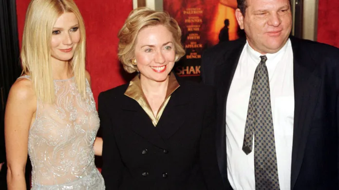 Herečka Gwyneth Paltrow, tehdejší první dáma Hillary Clintonová a Harvey Weinstein na fotografii z roku 1998