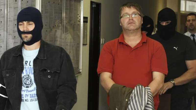 Pavel Markvart (vpravo) v soudní budově