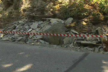 Řidiče a cyklisty mezi Brandýsem a Ústím nad Orlicí ohrožuje sesutý svah