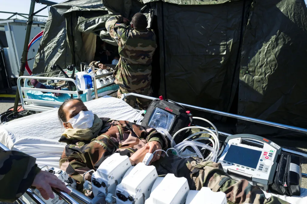 Francouzští vojáci zatím nanečisto trénují převozy nakažených koronavirem v polní nemocnici v Mylhúzách