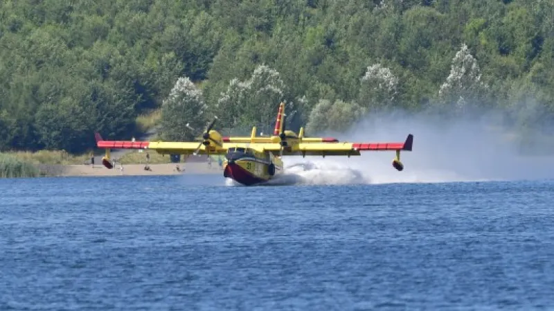 Letoun Canadair CL-415 nabírá vodu z jezera Milada,  Autor: Ondřej Hájek,  Zdroj: ČTK