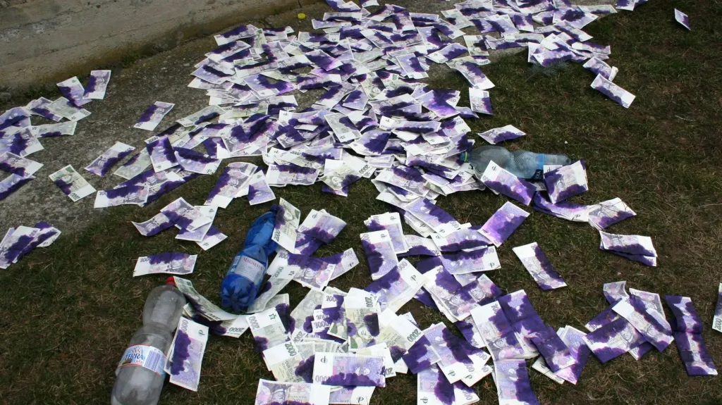 U hřbitovní zdi ležely tisícovky a dvoutisícovky