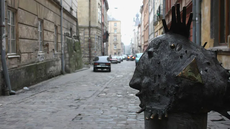 Ryba v němém úžasu sleduje městský cvrkot